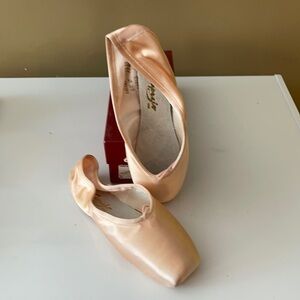 New Capezio point ballet shoes